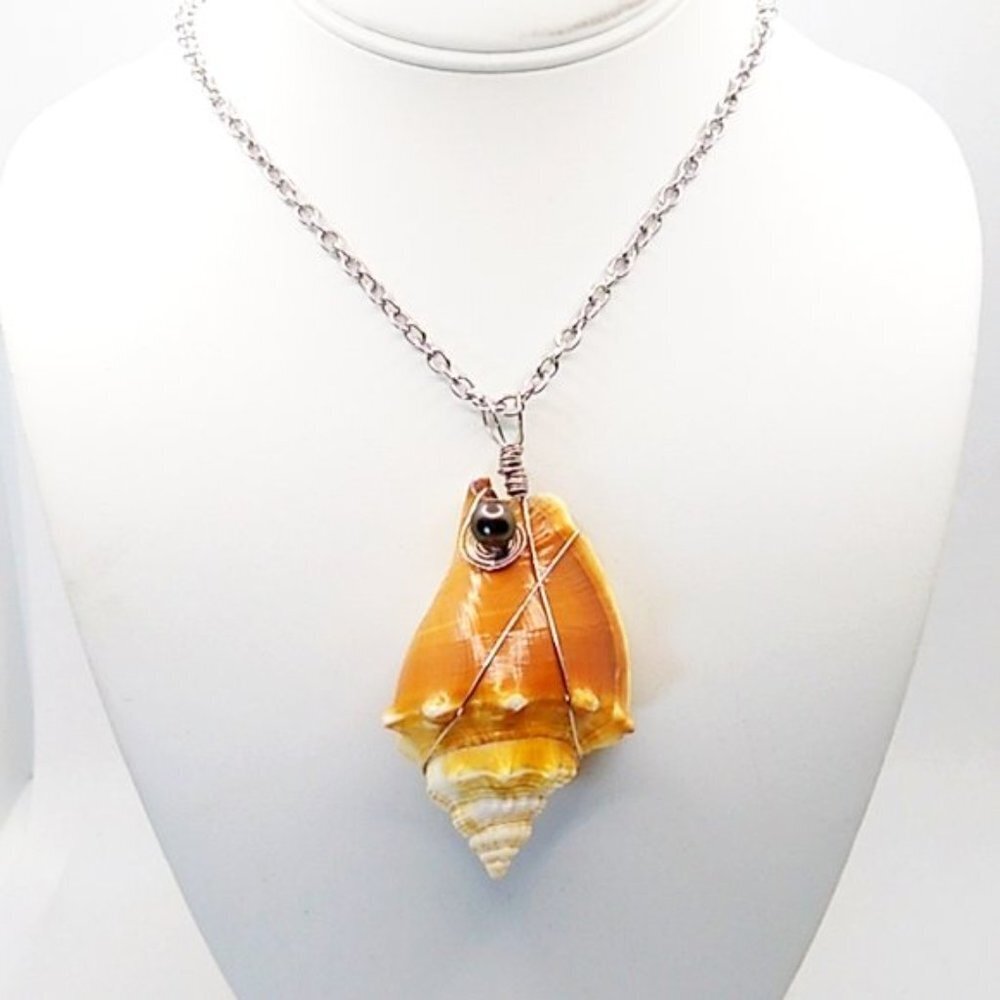 Handmade Conch Shell with Tahitian Pearl Necklace